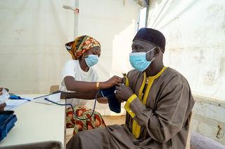 塞内加尔社区工作者测量血压